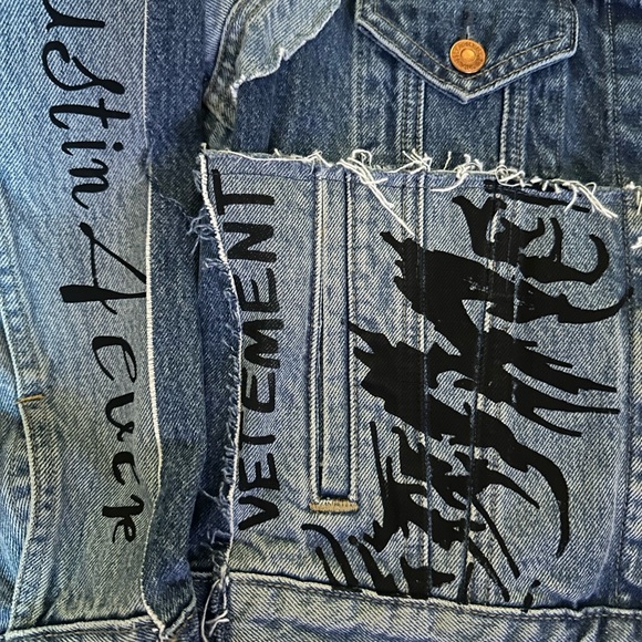 Vetements x Levi’s Jean Jacket - Picture 4 of 6